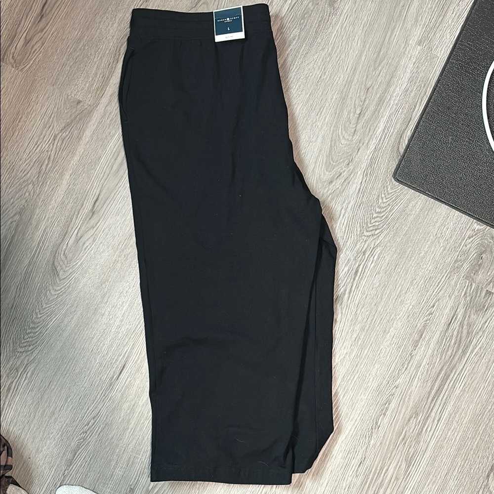 Women’s Black capri sport